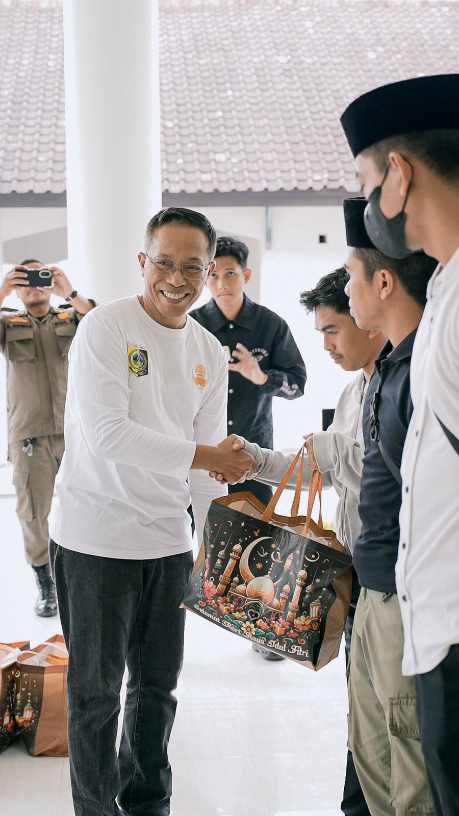 Korpri Lotim Salurkan Bingkisan Lebaran untuk Tenaga Honorer Non Database