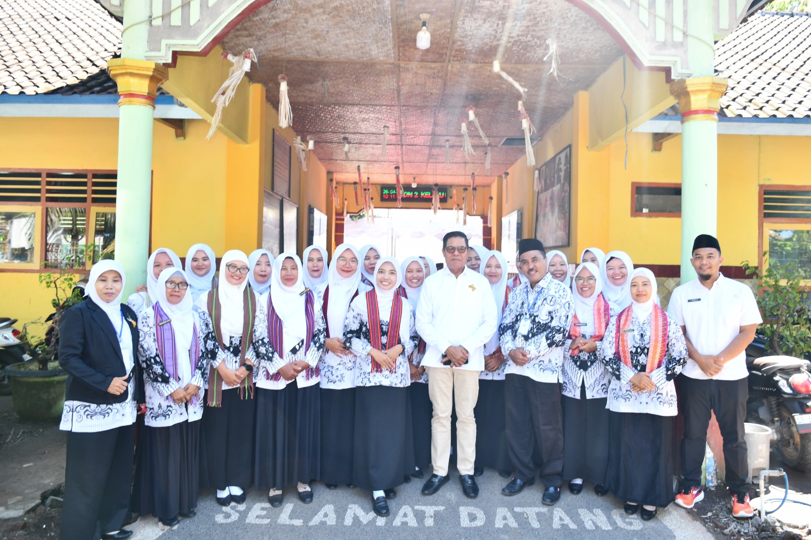 Bupati Ajak Guru Bangun Lombok Timur 